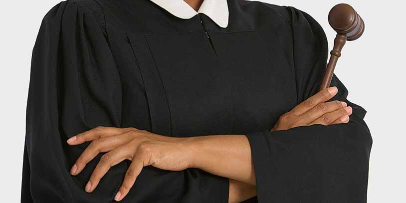 Magistrados y jueces deben usar la toga en audiencias virtuales – Navarrete  Consultores